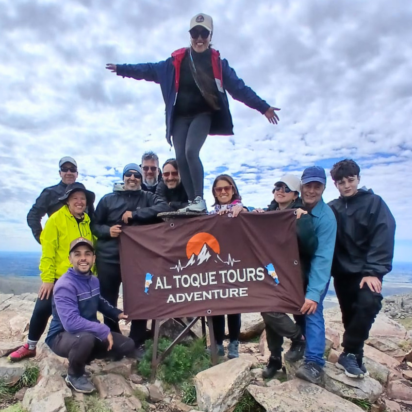 Grupo de Al Toque Adventure en la cumbre del Cerro Tres Picos