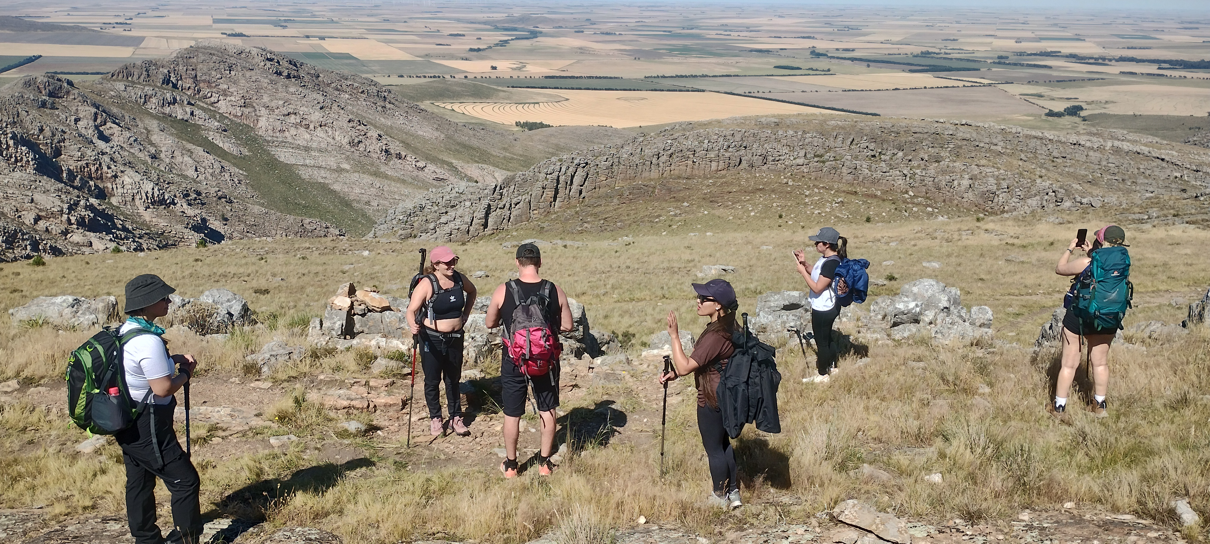 Grupo descansando con sus mochilas durante un trekking